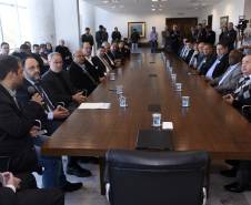Reunião no Palácio Iguaçu, nesta quinta-feira (05), o Governo do Estado anunciou medidas sobre a emissão de documentos de veículos por despachantes será digitalizada e certificada pelo Departamento de Trânsito do Paraná (Detran-PR), vai aumentar a segurança do procedimento, diminuir a necessidade de envio de documentos físicos para armazenamento no Departamento e agilizar a entrega da documentação para os proprietários de veículos e, também pais e estudantes da rede estadual de ensino