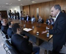 Reunião no Palácio Iguaçu, nesta quinta-feira (05), o Governo do Estado anunciou medidas sobre a emissão de documentos de veículos por despachantes será digitalizada e certificada pelo Departamento de Trânsito do Paraná (Detran-PR), vai aumentar a segurança do procedimento, diminuir a necessidade de envio de documentos físicos para armazenamento no Departamento e agilizar a entrega da documentação para os proprietários de veículos e, também pais e estudantes da rede estadual de ensino
