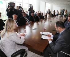 Governadora Cida Borghetti assina convênios com o Detra-PR para parcelamento de dívidas no cartão de crédito  -   Curitiba, 05/11/2018  -  Foto: Orlando Kissner/ANPr