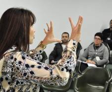 Projeto desenvolvido pelo Departamento de Trânsito do Paraná (Detran/PR) regionalizou a contratação de intérpretes na Linguagem Brasileira de Sinais (Libras).
