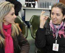 Projeto desenvolvido pelo Departamento de Trânsito do Paraná (Detran/PR) regionalizou a contratação de intérpretes na Linguagem Brasileira de Sinais (Libras).