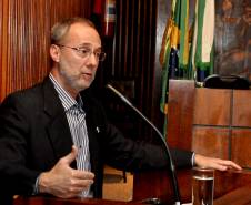O Departamento de Trânsito do Paraná apresentou nesta quarta-feira (11), no Plenarinho da Assembleia Legislativa do Estado, o modelo de municipalização da gestão de trânsito desenvolvido pela autarquia para apoiar cidades que ainda não estão integradas ao Sistema Nacional de Trânsito. Na foto, o diretor geral do Detran, Marcos Traad. 