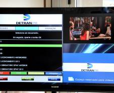 

O Departamento de Trânsito do Paraná completa 75 anos nesta semana. Para comemorar, a autarquia paranaense inovou e se tornou o primeiro órgão público do Brasil a disponibilizar serviços pela TV Digital. Com uma plataforma interativa, já é possível obter informações gerais sobre processos, realizar consultas, serviços e, até mesmo, simular a prova teórica de direção.

 