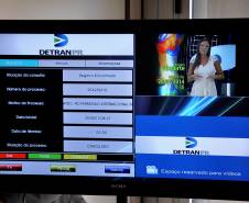 

O Departamento de Trânsito do Paraná completa 75 anos nesta semana. Para comemorar, a autarquia paranaense inovou e se tornou o primeiro órgão público do Brasil a disponibilizar serviços pela TV Digital. Com uma plataforma interativa, já é possível obter informações gerais sobre processos, realizar consultas, serviços e, até mesmo, simular a prova teórica de direção.

 