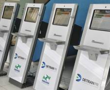 Os números, contabilizados até novembro, incluem processos realizados pelo site e pela plataforma móvel do Detran Fácil. Departamento de Trânsito do Paraná oferece ainda serviços em terminais de autoatendimento e pela TV Digital. 