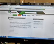 Os números, contabilizados até novembro, incluem processos realizados pelo site e pela plataforma móvel do Detran Fácil. Departamento de Trânsito do Paraná oferece ainda serviços em terminais de autoatendimento e pela TV Digital. 