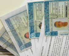O Departamento de Trânsito do Paraná alcançou durante o ano de 2013 o recorde histórico de emissão da Carteira Nacional de Habilitação. Foram 1.282.636 documentos emitidos, para motoristas que renovaram a licença, mudaram de categoria ou conquistaram a primeira CNH. Foto: Paulo Rosa/Detran