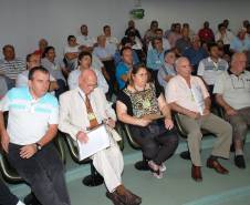 O Departamento de Trânsito do Paraná (Detran) participou na tarde da última quarta-feira (15) de uma reunião com despachantes de todo o estado e com o sindicato da categoria (Sindepar). O motivo do encontro foi a assinatura da ordem de serviço nº 1/2014, que definiu que, a partir do dia 15 de janeiro, todos os processos de primeiro registro de veículos quando entregues até as 14h00 pelos despachantes, deverão ser finalizados no mesmo dia, independente da revisão do processo. 