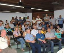 O Departamento de Trânsito do Paraná (Detran) participou na tarde da última quarta-feira (15) de uma reunião com despachantes de todo o estado e com o sindicato da categoria (Sindepar). O motivo do encontro foi a assinatura da ordem de serviço nº 1/2014, que definiu que, a partir do dia 15 de janeiro, todos os processos de primeiro registro de veículos quando entregues até as 14h00 pelos despachantes, deverão ser finalizados no mesmo dia, independente da revisão do processo. 