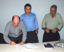 O Departamento de Trânsito do Paraná (Detran) participou na tarde da última quarta-feira (15) de uma reunião com despachantes de todo o estado e com o sindicato da categoria (Sindepar). O motivo do encontro foi a assinatura da ordem de serviço nº 1/2014, que definiu que, a partir do dia 15 de janeiro, todos os processos de primeiro registro de veículos quando entregues até as 14h00 pelos despachantes, deverão ser finalizados no mesmo dia, independente da revisão do processo. 