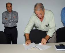 O Departamento de Trânsito do Paraná (Detran) participou na tarde da última quarta-feira (15) de uma reunião com despachantes de todo o estado e com o sindicato da categoria (Sindepar). O motivo do encontro foi a assinatura da ordem de serviço nº 1/2014, que definiu que, a partir do dia 15 de janeiro, todos os processos de primeiro registro de veículos quando entregues até as 14h00 pelos despachantes, deverão ser finalizados no mesmo dia, independente da revisão do processo. 