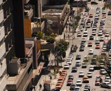 O Paraná alcançou no ano passado a marca de 6.159.417 veículos em circulação. Com aumento médio de 7% ao ano, a frota paranaense mais do que dobrou nos últimos dez anos. Em 2003, eram pouco mais de 2,9 milhões de veículos registrados no Estado. Foto: Paulo Rosa/Detran