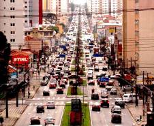 O Paraná alcançou no ano passado a marca de 6.159.417 veículos em circulação. Com aumento médio de 7% ao ano, a frota paranaense mais do que dobrou nos últimos dez anos. Em 2003, eram pouco mais de 2,9 milhões de veículos registrados no Estado. Foto: Paulo Rosa/Detran