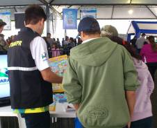 No stand do Detran a população teve acesso a informações, materiais informativos e educativos e atividades lúdicas sobre educação para o trânsito.