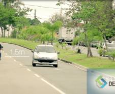 O programa Conexão Detran, voltado especialmente para o ambiente online, já está disponível no site da autarquia e reúne temas como direção defensiva, motociclistas, equipamentos de segurança para transporte de crianças e os perigos de dirigir embriagado.Foto: Reprodução do vídeo 