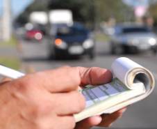 Os motoristas paranaenses cometeram cerca de 3 milhões de infrações de trânsito em 2013. É como se, a cada minuto, fossem cometidas seis violações às normas de circulação e conduta no Estado. Os dados são do Departamento de Trânsito do Paraná (Detran) e reúnem multas aplicadas nas vias municipais, rodovias estaduais e federais. Foto: Paulo Rpsa/Detran