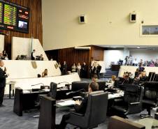O diretor-geral do Departamento de Trânsito do Paraná, Marcos Traad, fez um pronunciamento na sessão plenária da Assembleia Legislativa, na tarde de segunda-feira (17). Ele usou a tribuna para apresentar um balanço das ações implementadas pela instituição e as metas para este ano, conforme proposição do deputado Ademar Traiano, líder do Governo no Legislativo estadual.Foto: Paulo Rosa/Detran