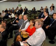 O Departamento de Trânsito do Paraná (Detran) realizou nesta terça-feira (25), em Curitiba, uma audiência pública sobre a alteração do Registro de Contrato de Financiamento de Veículos. O objetivo do Governo do Estado é debater os aspectos técnicos e jurídicos da mudança para licitar a prestação do serviço e tornar mais transparente a cobrança da taxa, com custos proporcionais ao veículo financiado pelo cidadão.Foto: Paulo Rosa/Detran