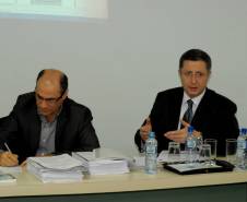 O Departamento de Trânsito do Paraná (Detran) realizou nesta terça-feira (25), em Curitiba, uma audiência pública sobre a alteração do Registro de Contrato de Financiamento de Veículos. O objetivo do Governo do Estado é debater os aspectos técnicos e jurídicos da mudança para licitar a prestação do serviço e tornar mais transparente a cobrança da taxa, com custos proporcionais ao veículo financiado pelo cidadão.Foto: Paulo Rosa/Detran