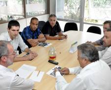 O diretor-geral do Departamento de Trânsito do Paraná, Marcos Traad, recebeu na tarde de terça-feira (26), na sede da autarquia, representantes de empresas de rádio táxi que atuam em Curitiba. Hoje, as oito centrais são responsáveis por mais de 1,8 mil táxis em circulação na capital. 

Foto: Paulo Rosa/Detran
