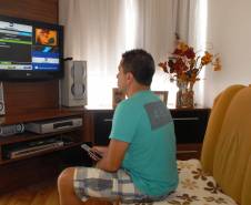 O jornalista Alvaro Divardin é um dos usuários da TV Digital e aprovou o aplicativo do Detran. ?É bem fácil de usar, intuitivo e rápido. Muito bom, especialmente para quem não tem experiência com tablet ou computador, como minha mãe, por exemplo?. Foto: Allan Marba/Detran