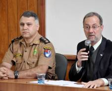 O Comandante do Bptran, Valterlei Mattos de Souza ao lado do diretor-geral do Detran, Marcos Traad, durante a abertura do encontro na Academia Policial Militar do Guatupê
