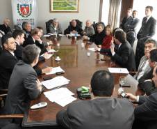 A convite do presidente da Assembleia Legislativa do Estado, deputado Valdir Rossoni, o diretor-geral do Departamento de Trânsito do Paraná, Marcos Traad, participou de uma reunião com deputados nesta quarta-feira (29) para esclarecer aos parlamentares a implantação de um novo modelo de lacre nas placas de veículos. 