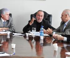 A convite do presidente da Assembleia Legislativa do Estado, deputado Valdir Rossoni, o diretor-geral do Departamento de Trânsito do Paraná, Marcos Traad, participou de uma reunião com deputados nesta quarta-feira (29) para esclarecer aos parlamentares a implantação de um novo modelo de lacre nas placas de veículos. 