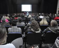 O Departamento de Trânsito do Paraná (Detran) realiza nesta semana um treinamento voltado para Diretores Gerais e Auxiliares Administrativos de Centro de Formação de Condutores. O evento reuniu 1.400 profissionais de 600 CFCs em todo Estado. Foto: Allan Marba/Detran