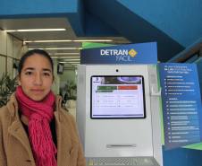 A estudante Gabriela Alcoforado, de 18 anos, conta que os serviços de autoatendimento são práticos e que o Detran Fácil permite até mesmo consultas aos resultados de prova teórica logo após o fim do exame. Foto: Bruna Becegatto/Detran