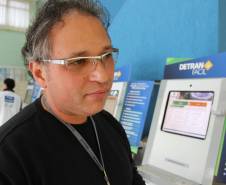 Segundo o servidor Evaldon Leandro Ribeiro da Costa, que faz parte do corpo funcional do Detran há 11 anos, quando os usuários deixam de ir a uma sede física do órgão, há uma economia de tempo no atendimento e nos demais setores, como revisão de processos, por exemplo. Foto: Juliano Pedrozo/Detran