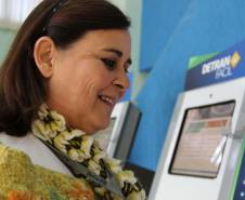 As facilidades para o usuário refletem diretamente no trabalho dos servidores do Detran, como relata a supervisora de biometria Otilia Dalprá, funcionária há 25 anos. ?Agora os usuários fazem as solicitações pela internet ou nos totens, isso libera o servidor para os atendimentos que precisam ser presenciais. É muito melhor, agiliza nosso atendimento no balcão e diminui a espera?, justifica. Foto: Juliano Pedrozo/Detran