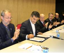 Governador Beto Richa assina a portaria que autoriza o recebimento de carteiras de habilitação suspensas em Centros de Formação de Condutores (CFCs). Participaram da solenidade: o diretor do Detran, Marcos Traad, deputado federal, Osmar Serraglio e o presidente do Sindicato das Auto Escolas do Paraná, Justino Rodrigues. Curitiba, 16-06-14. Foto: Arnaldo Alves / ANPr.