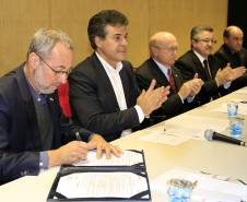 Governador Beto Richa assina a portaria que autoriza o recebimento de carteiras de habilitação suspensas em Centros de Formação de Condutores (CFCs). Participaram da solenidade: o diretor do Detran, Marcos Traad, deputado federal, Osmar Serraglio e o presidente do Sindicato das Auto Escolas do Paraná, Justino Rodrigues. Curitiba, 16-06-14. Foto: Arnaldo Alves / ANPr.