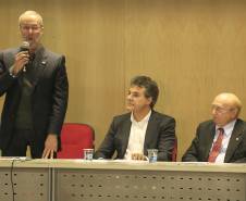 Governador Beto Richa assina a portaria que autoriza o recebimento de carteiras de habilitação suspensas em Centros de Formação de Condutores (CFCs). Participaram da solenidade: o diretor do Detran, Marcos Traad, deputado federal, Osmar Serraglio e o presidente do Sindicato das Auto Escolas do Paraná, Justino Rodrigues. Curitiba, 16-06-14. Foto: Arnaldo Alves / ANPr.