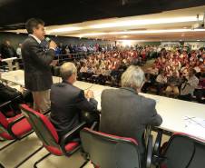 Governador Beto Richa assina a portaria que autoriza o recebimento de carteiras de habilitação suspensas em Centros de Formação de Condutores (CFCs). Participaram da solenidade: o diretor do Detran, Marcos Traad, deputado federal, Osmar Serraglio e o presidente do Sindicato das Auto Escolas do Paraná, Justino Rodrigues. Curitiba, 16-06-14. Foto: Arnaldo Alves / ANPr.