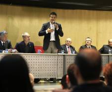 Governador Beto Richa assina a portaria que autoriza o recebimento de carteiras de habilitação suspensas em Centros de Formação de Condutores (CFCs). Participaram da solenidade: o diretor do Detran, Marcos Traad, deputado federal, Osmar Serraglio e o presidente do Sindicato das Auto Escolas do Paraná, Justino Rodrigues. Curitiba, 16-06-14. Foto: Arnaldo Alves / ANPr.