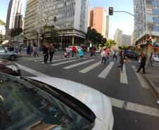 Nesta sexta-feira (8) é comemorado o Dia Internacional do Pedestre. A data é uma lembrança do cuidado que motoristas, motociclistas e ciclistas devem ter com quem está a pé e que divide o espaço nas ruas. Foto: Juliano Pedrozo/Detran