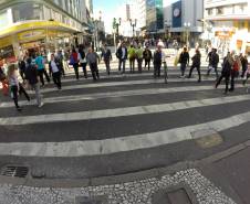 Nesta sexta-feira (8) é comemorado o Dia Internacional do Pedestre. A data é uma lembrança do cuidado que motoristas, motociclistas e ciclistas devem ter com quem está a pé e que divide o espaço nas ruas. Foto: Juliano Pedrozo/Detran