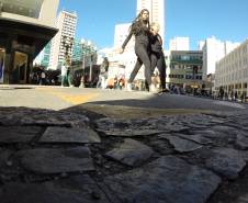 Nesta sexta-feira (8) é comemorado o Dia Internacional do Pedestre. A data é uma lembrança do cuidado que motoristas, motociclistas e ciclistas devem ter com quem está a pé e que divide o espaço nas ruas. Foto: Juliano Pedrozo/Detran