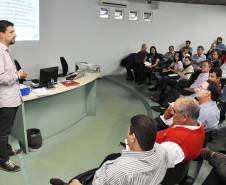 Cinquenta e oito cidades paranaenses terão nova sinalização de trânsito.Cerca de R$ 8 milhões devem ser investidos em faixas, inscrições e placas.