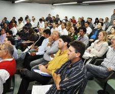 Cinquenta e oito cidades paranaenses terão nova sinalização de trânsito.Cerca de R$ 8 milhões devem ser investidos em faixas, inscrições e placas.