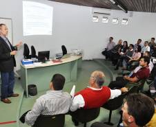 Cinquenta e oito cidades paranaenses terão nova sinalização de trânsito.Cerca de R$ 8 milhões devem ser investidos em faixas, inscrições e placas.