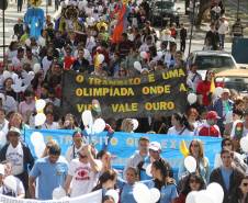 Caminhada em Guarapuava para promover a cultura da paz nas escolas, famílias e trânsito levou centenas de pessoas para o centro da cidade_Foto Elisa B. Valentim