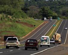 Antes de pegar a estrada no período das festas de fim de ano os motoristas precisam ficar atentos à documentação do veículo e a validade da Carteira Nacional Habilitação. Foto: Arnaldo Alves / ANPr.