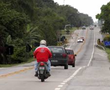 Antes de pegar a estrada no período das festas de fim de ano os motoristas precisam ficar atentos à documentação do veículo e a validade da Carteira Nacional Habilitação. Foto Jorge Woll. SETR/DER.