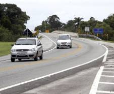 Antes de pegar a estrada no período das festas de fim de ano os motoristas precisam ficar atentos à documentação do veículo e a validade da Carteira Nacional Habilitação. Foto Jorge Woll. SETR/DER.