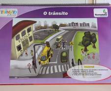 Na capacitação, cada professor recebe um livro com três DVDs, contendo 20 situações interativas em filmes e desenhos animados, um vídeo de ambientação, seis jogos para uso em sala de aula e oito cartazes temáticos, montados em flipchart (tipo de cavalete). 