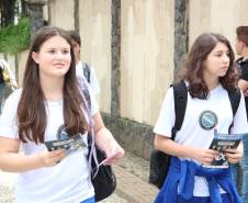 O objetivo é esclarecer pais e alunos sobre a importância do uso do cinto de segurança, inclusive no banco traseiro. 