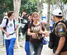 O objetivo é esclarecer pais e alunos sobre a importância do uso do cinto de segurança, inclusive no banco traseiro. 